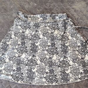 Lightweight Athletic Black and White Patterned Women's Skirt-  LG-Never Worn